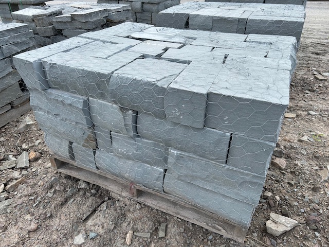 Lot 26: 3 pallets 6" snapped wallstone 3